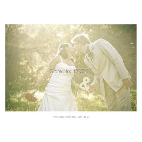 The ampersand is used for the photoshoot in a wonderful way to join the couple. painted on both sides. Size: 20cm on 1.5cm