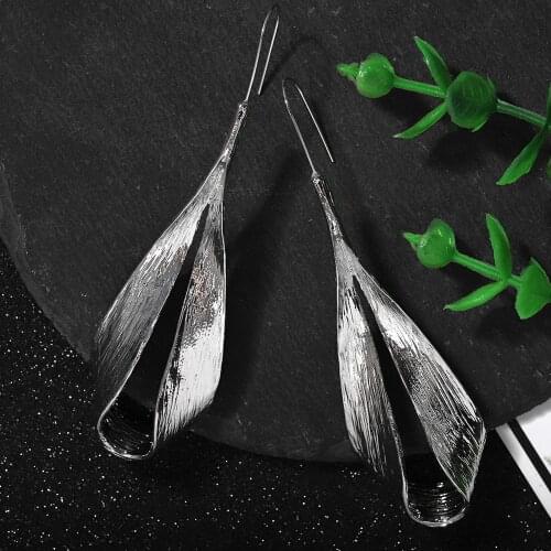 Fashion simple alloy earrings kpop temperament wild twisted womens earrings trend exquisite charm jewelry wholesale