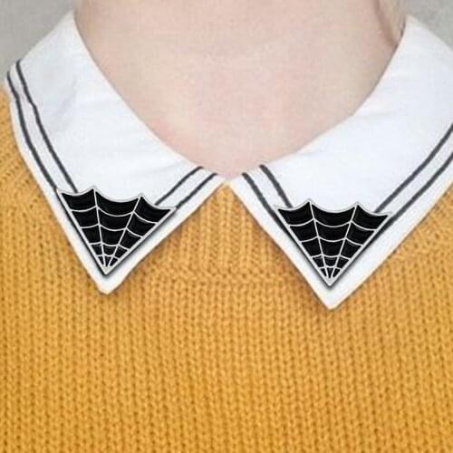Cute Creative Metal Spider Spider Web Brooches Retro Triangle Black Spider Web Brooch Badge Clothing Backpack Jewelry Gift