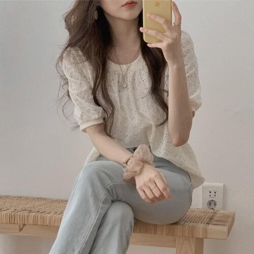 Womens Short-sleeved Shirt Summer New Niche Design Sense Retro Round Neck Loose Half-sleeved Blouse Lace Shirt