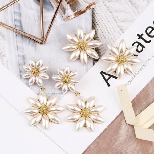 Ladies Fashion Crystal Korean Cute Flowers Imitation Pearl Earrings Fashion Elegant Sweet Earrings Wedding Jewelry Gifts