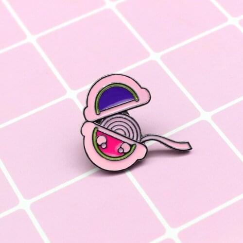 2019 Cartoon Pink Round Chewing Gum Bubble Gum Brooch Badge Enamel Alloy Personality Fashion Shirt Pins Women Jewelry Gifts