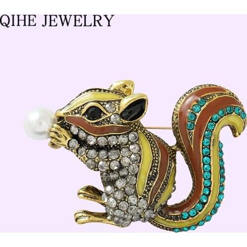Pearl Crystal Rhinestone Squirrel Brooches for Women Fashion Animal Enamel Pin Bag Metal Cute Badge Jewelry Gift 2021 Wholesale