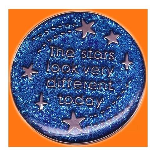 Creative Winky Enamel Pins Funny Metal Cartoon Brooch Backpack Hat Bag Collar Lapel Badges Men Women Fashion Jewelry Gifts