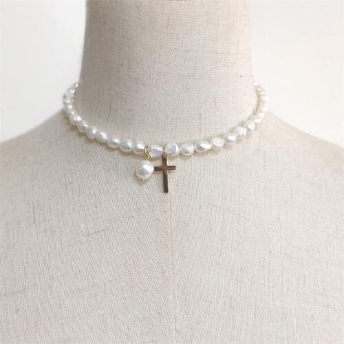 Classic French Elegant Natural Pearl Golden Cross Pendant Exquisite Lady Short Necklace Accessories Handmade Fashion Jewelry