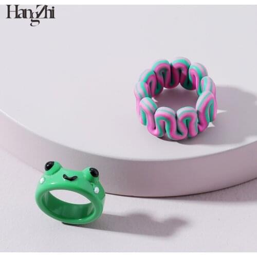 HANGZHI New Korean 2pcs/Set Frog Soft Pottery Contrast-Color Twisted Colorful Resin Rings for Women Summer Party Jewelry Gifts