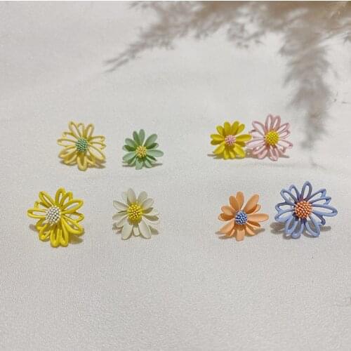 2020 Summer Candy Color Flower Earrings for Women Colorful Metal Daisies Small Asymmetric Statement Stud Earrings Party Jewelry
