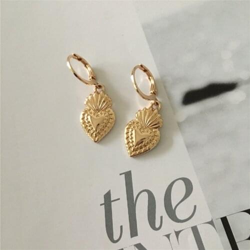 New Gorgeous Gold Color Plating Textured Sacrificed Heart Charm Hoop Earrings For Women Lovely Girly Elegant Romantic Accessory