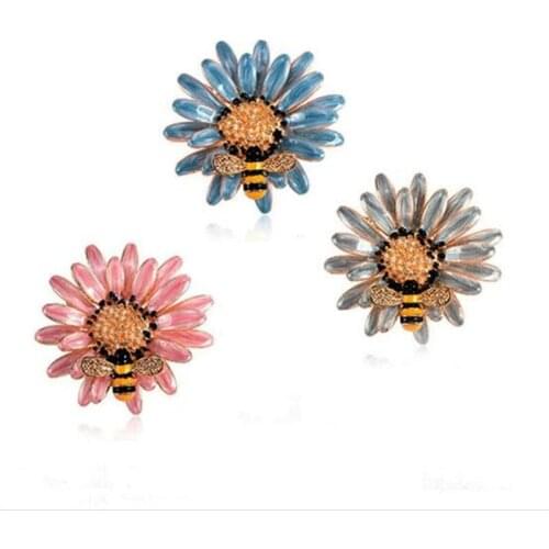 European and American brooch popular Enamel daisy bee female brooch Boutonniere accessories Couple jewelry Holiday gift