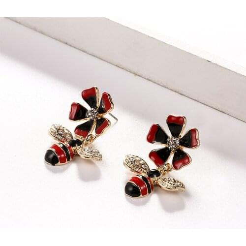 2021 Creative Little Bee Animal Sweet Drop Flower Earrings New Retro Metal Ladies Simple Earrings Elegant Temperament Jewelry