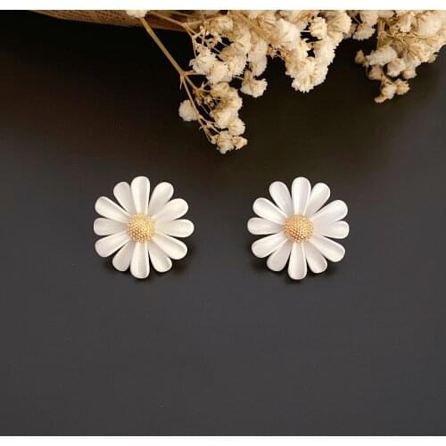2020 New Sale Oorbellen Earings Contracted The Pure And Fresh Light Is A Little Daisy Earrings Luxury Elegant Temperament Joker