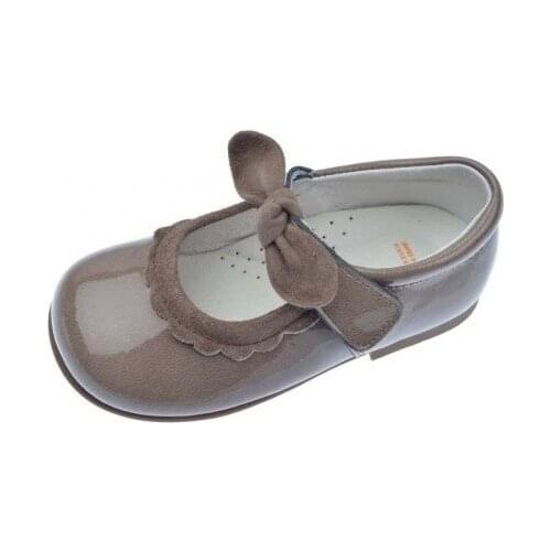 Girls merchandise in kaffir taupe patent with velcro, from Andanines