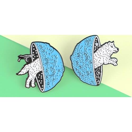 Sirius Wolf jumping Blue Planet Brooches Wolf Fox Pass through Planet Space Enamel Pins Badges Animal Lapel for Kids Brosche