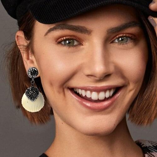 Fashion New Pearl Metal Pendant Earrings Ladies Charm Shell Pendant Earrings Jewelry Gift Accessories