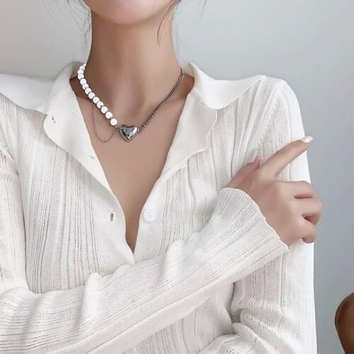 U-Magical Hiphop Reflective Faux Pearls Oversize Pendant Necklace for Women Love Heart Beaded Chain Asymmetry Necklace Jewelry