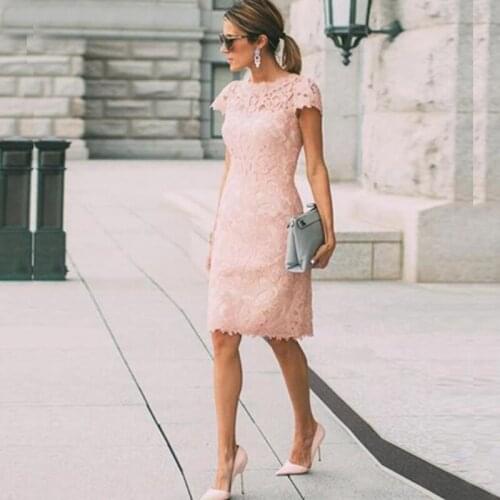 2021 Delicate Pink Short Lace Mother of the Bride Dresses Jewel Neck with Short Sleeves Sheath Wedding Guest Gowns Knee Length