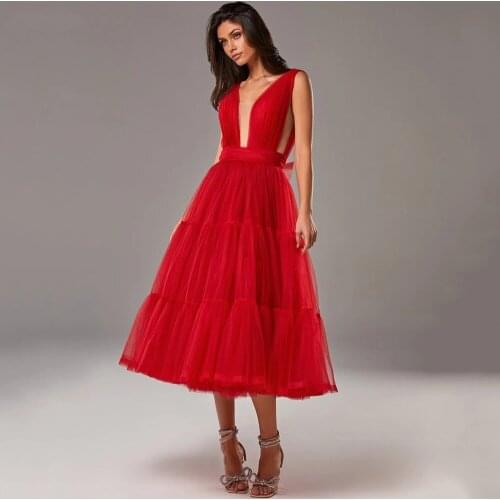 2021 Red Sexy V-Neck Short Princess Graduation Party Gowns Prom Dresses Pleats Tiered Tulle Backless Homecoming Dress
