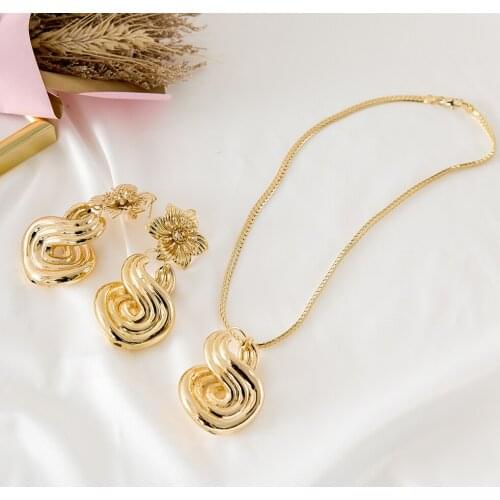 Mobius Strip Shaped Golden Color Exquisite Style Copper Necklace And Earrings 2021 New Arrival Wedding Gift