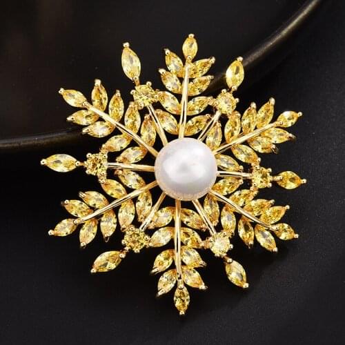 Cubic Zirconia Snowflake Brooch Pins for Ladies Korea Fashion Scarf Buckle Elegant Temperament Pearl Flower Corsage Jewelry