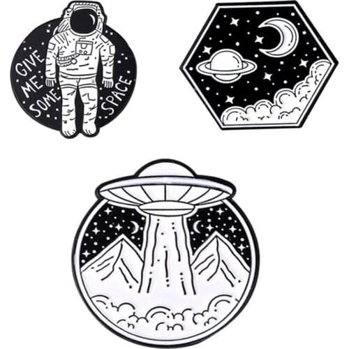 Astronaut Lapel Pins Spacecraft Enamel Brooches Womens Fashion Cartoons Anime Badges For Backpack Metal Hijab Pins Mini Brooch