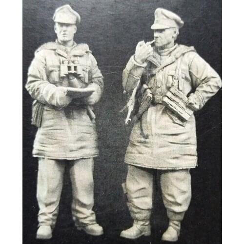Unassambled 1/35 ancient officer smoke include 2 in winter Resin figure miniature model kits Unpainted