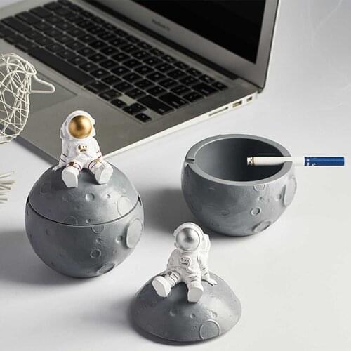 Nordic Style Resin Astronaut Ashtray with Lid Modern Household Anti-Fly Ash Cigar Ashtray Desk Ornaments