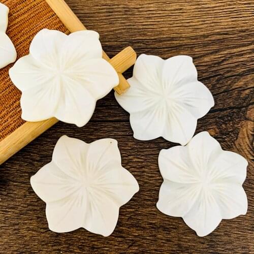 2PCS white Natural Mother of Pearl Shell Flower shape Freshwater Beads for Jewelry Making Accessories DIY brooch Pendant Craft