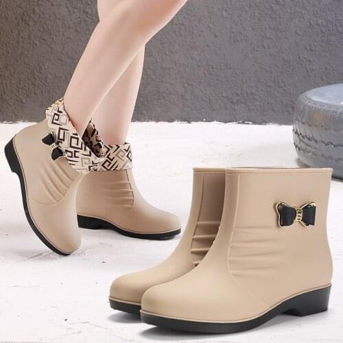 Rain boots women wear four seasons non-slip rain boots waterproof rubber shoes new water shoes plus velvet warm short overshoes