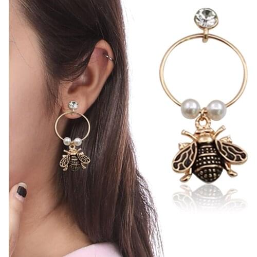 Vintage Hyperbole Honey Asymmetric Bee Imitation Pearl Earrings Golden Metal Animal Bee Stud Earrings Women Fashion Jewelry
