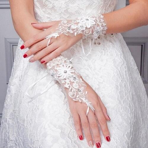 2019 Elegant White Short Satin Bride Lace Crystal Bridal Wedding Gloves Women Finger Glove Wedding accessories