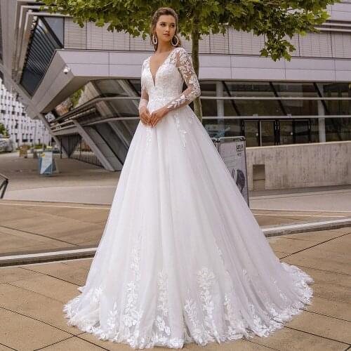 Charming V-neck Long Sleeves Wedding Dresses Ivory Lace Applique Backless Chapel Train Bridal Gowns 2021