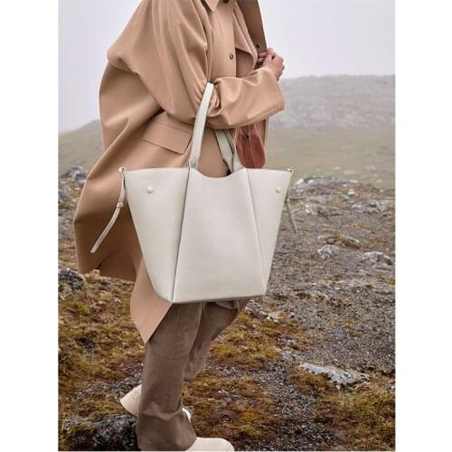 The niche minimalist bag shopping bag shoulder 2021 new cowhy one-shoulder lady carrying a solid-colored cowhy tote bag