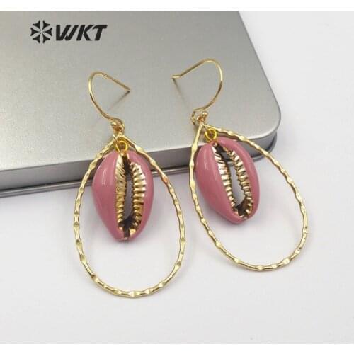 WT-E514 Colorful Cowrie Shell Earring Multi Colors Natural Sea Shell With Teardrop Shape Metal Hoop Women Beach Shell Jewelry