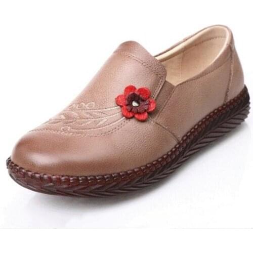 Hot 2020 New Top Cowhide Embroidered Flowers Women Fashion Shoes Soft Bottom Comfort Mom Leather Shoes Casual Shoes Flat Shoes