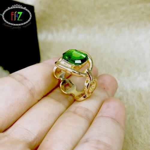 F.J4Z 2021 Trend Womens Rings Fashion Brand Gold Alloy Cross Chain Band Green Glass Stone Statement Rings Lady Gifts Jewelry