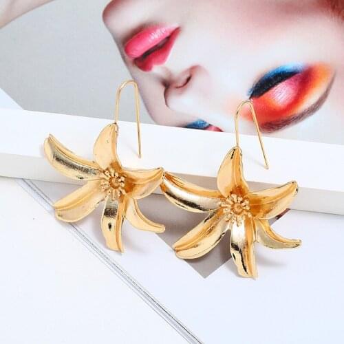 European and American new style exaggerated big flower eardrop, metallic flower holiday wind earring female fashion earring