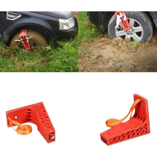 The car comes out of the autopilot, the self-service supplies come out of the car snow chain outside the hook plate on the road