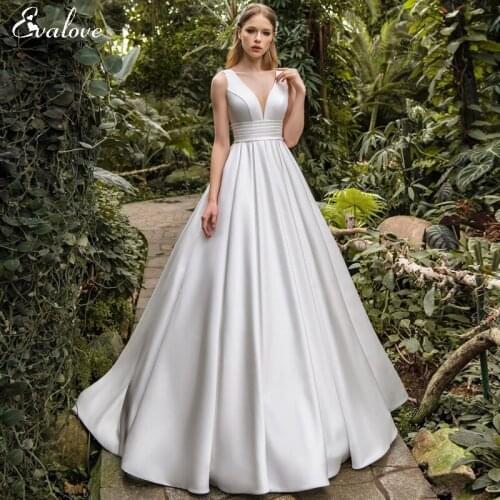 EVALOVE Romantic Sweetheart Neck Lace Up Bride A-Line Wedding Dress Gorgeous Satin Court Train Customized Princess Bridal Gown