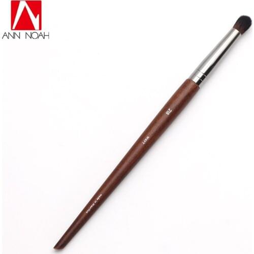 Professional Makeup Artist Long Slender Wood Handle 218 Medium Rounded Smudge Blender Brush