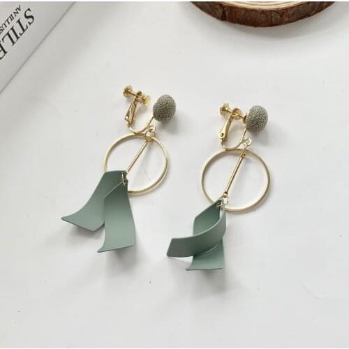 Korean Temperament Round Circel Clip Earrings Metal Green Long Curved Geometric Round Clip on Earring Without Piercing Women