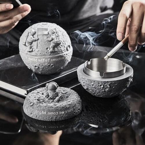 Astronaut Ashtray with Lid for Cigarettes Resin Portable Ashtrays for Outdoors Indoors Windproof Ash Tray Classy Gift for Men Wo