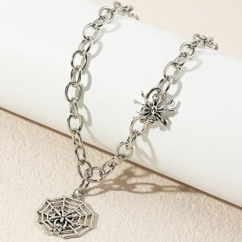 Halloween Spider Pendant Necklace for Women Cobweb Chunky Chain Halloween Jewelry Gift for Friends Family Fashion Necklace Chain