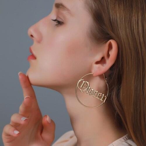 Orgin Summer Temperament Gold Circle Queen Letter Hoop Earings for Women Exaggerated Hollow Earings Wedding Jewelry Wholesale