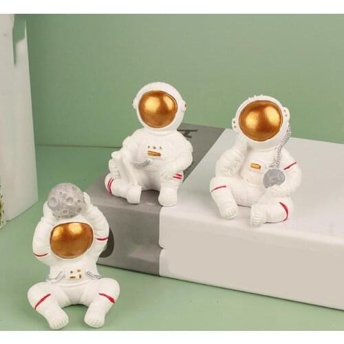 Cute Astronaut Shape Power Cord Storage Rack Plug Hook Free Punching Seamless Plug Finishing Bracket Hook Keychain Decor Crafts