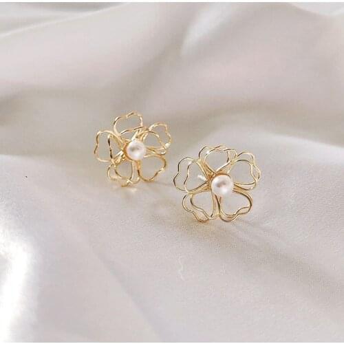 Hollow Out Heart-shaped Flower Pearl Earrings Luxurious Charming Womens Gold Stud Earrings Romantic Lady Party Jewelry Gift