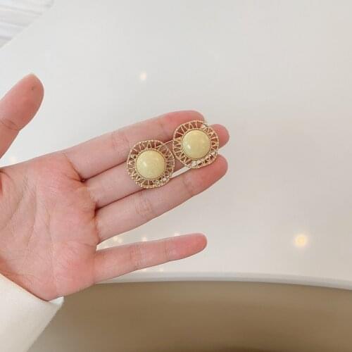 2021 New Vintage Baroque Earrings Glassy Resin Geometric Round Hollow Gold Metal Stud Earrings for Women Party Jewelry