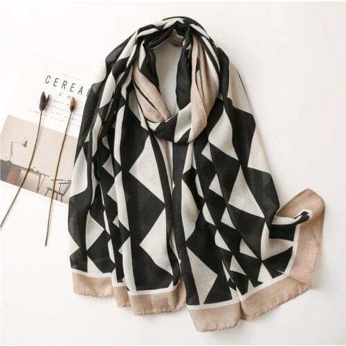 2020 Ladies Fashion Aztec Geometric Triangle Viscose Shawl Scarf High Quality Wrap Pashmina Stole Bufandas Muslim Hijab 180*90Cm