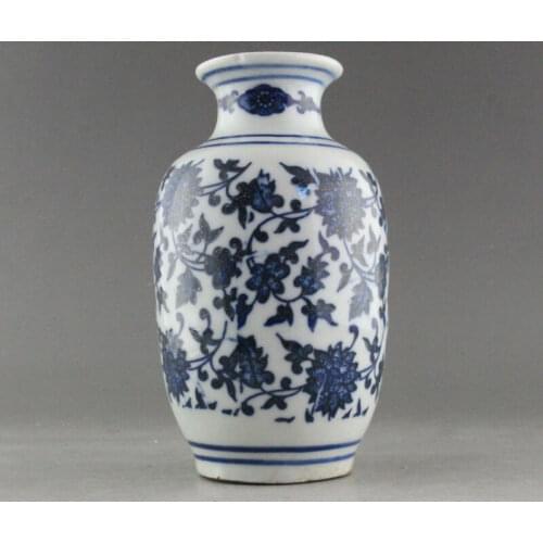 FINE OLD MARKED BLUE AND WHITE PORCELAIN FLOWER VASE OF CHINESE Wax Gourd