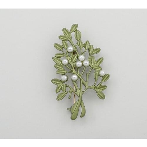 Leaf pearl hollowed out green leaf alloy autumn winter new sweater cardigan coat windbreaker fashion versatile Brooch