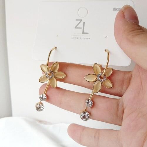 Sweet Girl Earrings Fashion Korean Version Of The New Earrings Temperament Net Celebrity Wild Crystal Flower Earrings Womens